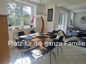 a dining room table and chairs in a living room at Aparts Lakeview -Gerlitzen -Ossiacher See -Ski in Tratten