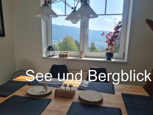 a room with a table and a window with mats at Aparts Lakeview -Gerlitzen -Ossiacher See -Ski in Tratten