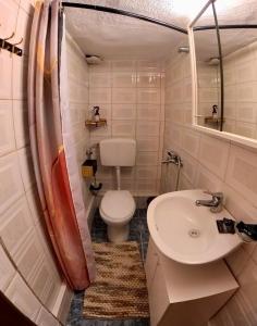 een badkamer met een toilet en een wastafel bij Sun Oniro Studio in Samothráki