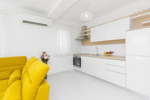 Кухня или мини-кухня в Apartment Royal
