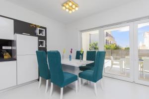 Кухня или мини-кухня в Apartment Royal
