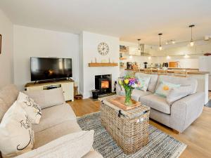 uma sala de estar com dois sofás e uma lareira em 2 Bed in Bideford 87991 em Parkham