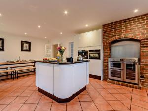 una cucina con muro di mattoni e piano di lavoro di 5 bed in Burridge 89078 a Curdridge