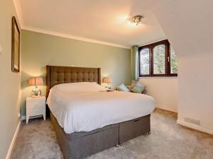 sypialnia z dużym łóżkiem i 2 oknami w obiekcie 5 bed in Burridge 89078 w mieście Curdridge