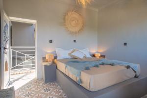 una camera da letto con un grande letto con due lampade sopra di Piccolo Bike Hotel a Lalla Takerkoust