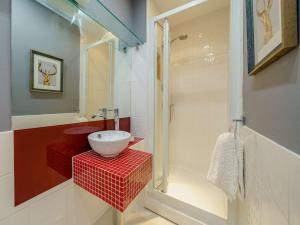y baño con lavabo rojo y ducha. en 2 bed in Clitheroe 89536, en Chipping