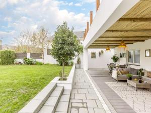 ビデフォードにある2 Bed in Westward Ho 89540の庭のある家のパティオ