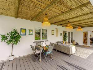 ビデフォードにある2 Bed in Westward Ho 89540のソファとテーブルのあるリビングルーム