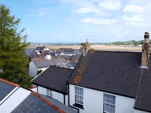 Blick auf die Dächer der Häuser und den Strand in der Unterkunft 1 Bed in Appledore CAPTV in Appledore