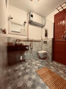 ein Bad mit einer Dusche, einem WC und einem Waschbecken in der Unterkunft Cottage Studio in Borzęcin Duży