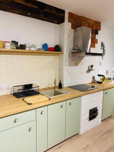 eine Küche mit einer Spüle und einer Arbeitsplatte in der Unterkunft Cottage Studio in Borzęcin Duży