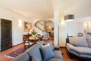 salon z kanapą i stołem w obiekcie Apartment in LuxuryProperty PrivatePOOL Garden BBQ AirC x8 w mieście Castelnuovo di Porto
