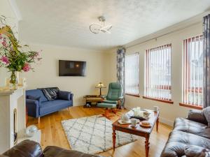 un soggiorno con divano e tavolo di 2 bed property in Nairn The Highlands 89176 a Nairn