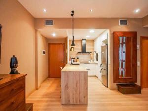 una cocina con isla en medio de una habitación en Sleep y Stay Apartamento de lujo, en Girona