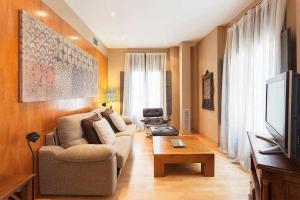 sala de estar con sofá y silla en Sleep y Stay Apartamento de lujo, en Girona