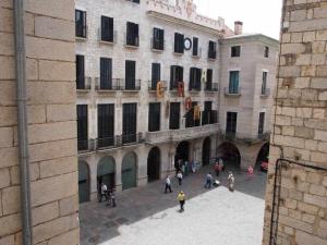 un grupo de personas caminando en un patio en un edificio en Sleep y Stay Apartamento de lujo, en Girona