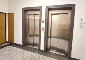 豐沙爾的住宿－Anadia Atrium，建筑物里的一排电梯