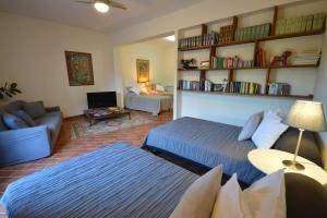 ein Wohnzimmer mit 2 Betten und einem Sofa in der Unterkunft Apartment in LuxuryProperty PrivatePOOL Garden BBQ AirC x8 in Castelnuovo di Porto