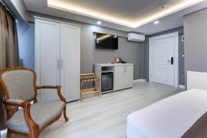 イスタンブールにあるClassio Suite Hotelのベッドルーム1室(ベッド1台、椅子、デスク付)
