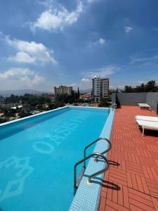 uma piscina no telhado de um edifício em Studio Apartment in Kigali em Kigali