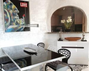 een eetkamer met een tafel en een schilderij aan de muur bij Fustera Villa El Salvador in Benissa