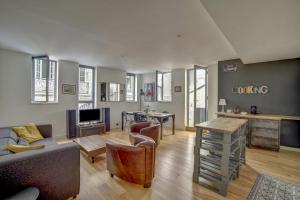 a living room with a couch and a table at Le Faubourg - Charmant duplex pour 4 avec parking in Bordeaux