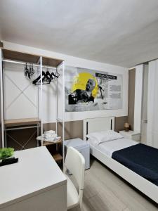 ein Schlafzimmer mit einem Bett und einem Schreibtisch in einem Zimmer in der Unterkunft Le stanze di Partenope in Neapel