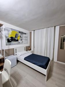 ein Schlafzimmer mit einem Bett und einem TV an der Wand in der Unterkunft Le stanze di Partenope in Neapel
