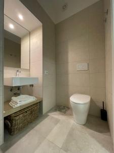 Ванная комната в Luxury 3 bedroom property 200m from beach