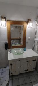 ein Bad mit einem Waschbecken und einem Spiegel in der Unterkunft Rina's House in Kalambaka