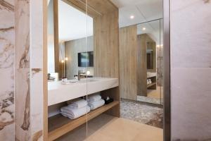 Koupelna v ubytování Hôtel Spa Restaurant Villa Castellane