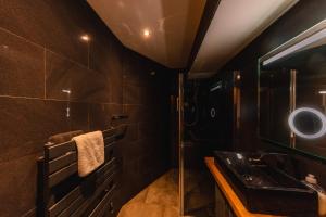 y baño con lavabo y espejo. en Superb Luxury Quality Central Apartment on Canal, en Edimburgo