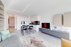 un soggiorno con cucina e una sala da pranzo di Favoloso e Moderno a Bellinzona -By EasyLife Swiss a Bellinzona