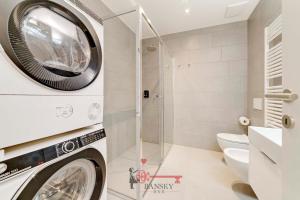 lavatrice in bagno con servizi igienici di Favoloso e Moderno a Bellinzona -By EasyLife Swiss a Bellinzona