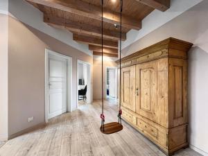 Habitación con un gran armario de madera y un columpio. en Weber-Grill # Kamin # Indoorschaukel # Bose-Anlage en Wernigerode