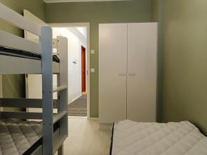 Un dormitorio con una litera y un armario. en Tuikku, en Syöte