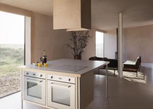 een keuken met een wit eiland in een kamer bij Channel View, Dungeness by Bloom Stays in Dungeness