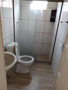 Ένα μπάνιο στο Apartamento de férias na Praia da Pitória