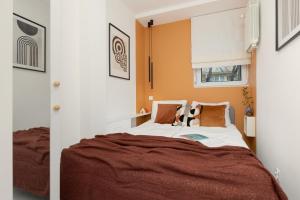Ένα ή περισσότερα κρεβάτια σε δωμάτιο στο Family Apartment with Two Bedrooms and Balcony in Warsaw by Renters