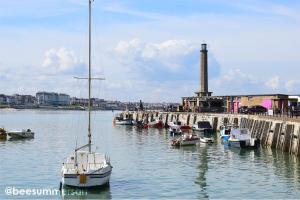 un grupo de barcos en el agua cerca de un muelle en Coastal Gem With Hot Tub, en Kent