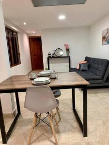 a living room with a table and a couch at Suite Eugenia ubicada en el centro de Estreno in Cuenca
