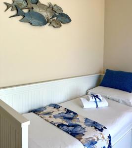 a room with two twin beds in a room at LA TORRE SARACENA - HOLIDAY HOUSE with services in Palmi