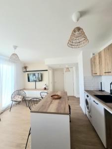 eine Küche mit einem Holztisch im Zimmer in der Unterkunft Moderne et charmant T2 in Villiers-le-Bel
