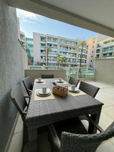 a table and chairs on the balcony of a building at Luxuoso Flat Brisas do Lago Terraço Aconchegante in Brasilia