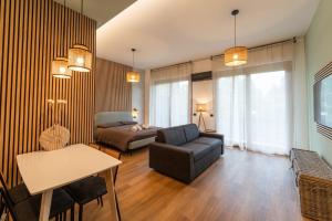 uma sala de estar com um sofá e uma cama em ALE HOUSE Montefalco Apartment em Arezzo