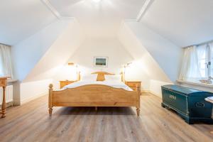 ein Schlafzimmer mit einem Bett im Dachgeschoss in der Unterkunft Friesenhaus Kaeptn Hahn Hausteil 05 in Westerland