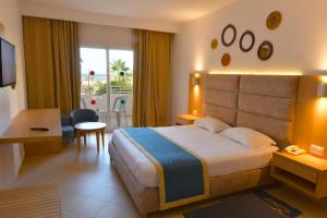 una camera d'albergo con letto, tavolo e sedie di Skanes Sérail a Monastir