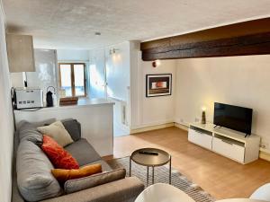 Et tv og/eller underholdning på Suite Jason - Check in h24 - Wifi