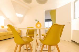 una sala da pranzo con tavolo e sedie gialle di Kill Bill's Retreat - 10 minuti dal Duomo a Milano