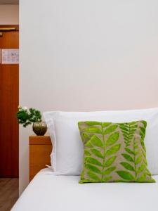Postel nebo postele na pokoji v ubytování Hotel Embassy